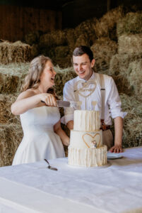 Anschnitt der Hochzeitstorte durch das Brautpaar.