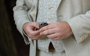 Der Bräutigam hält die Ringe vor der Trauung in der Hand.