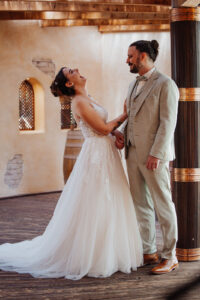 First Look - Braut lacht emotional.